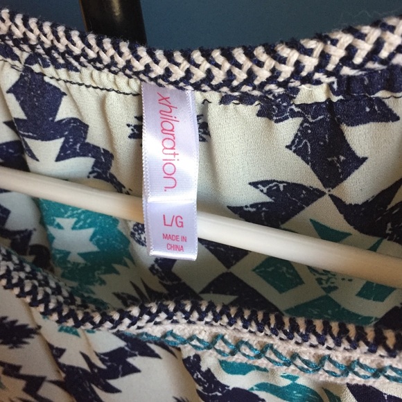 Patterned blouse. - Picture 2 of 3