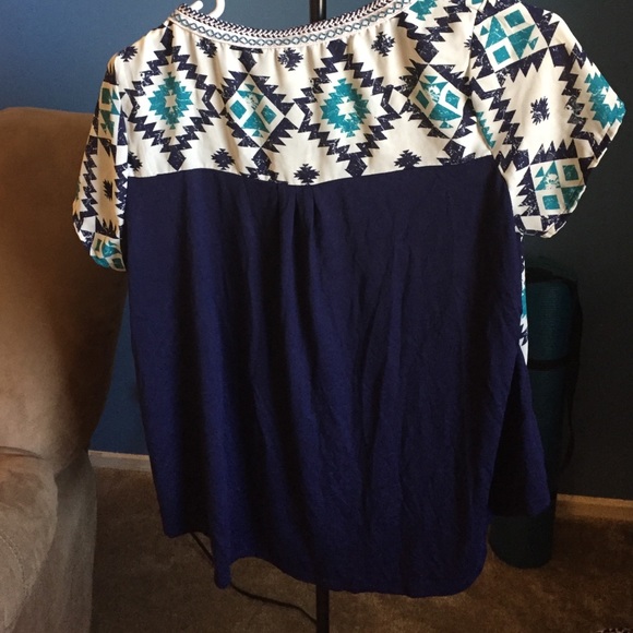 Patterned blouse. - Picture 3 of 3