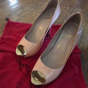 Platform peep toe pumps