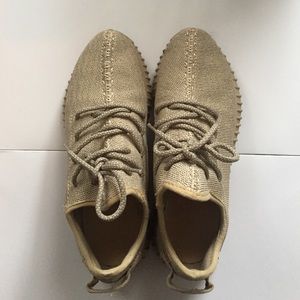 Tan Yeezy's