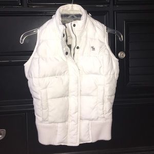 a&f puffer vest with hood attachment