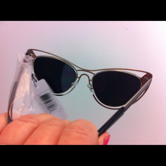 Oversized silver metal framed cat eye sunglasses - Picture 3 of 4