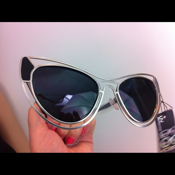 Oversized silver metal framed cat eye sunglasses - Picture 4 of 4