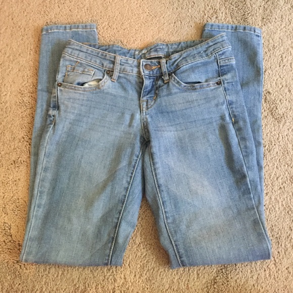 Bootcut/skinny jeans. Regular but fit short.