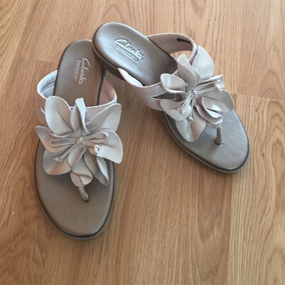 clarks toe ring sandals