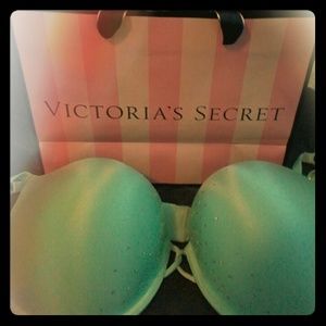 VICTORIAS SECRET BOMBSHELL PLUNGE size 38C