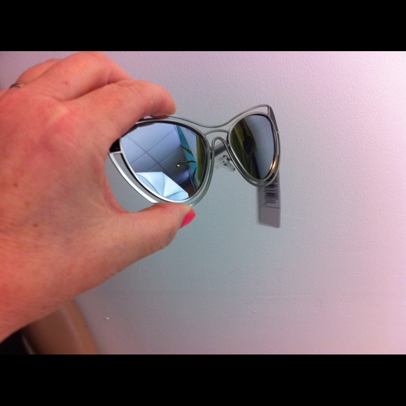 Oversized silver colored metal cat eye sunglasses - Picture 3 of 4