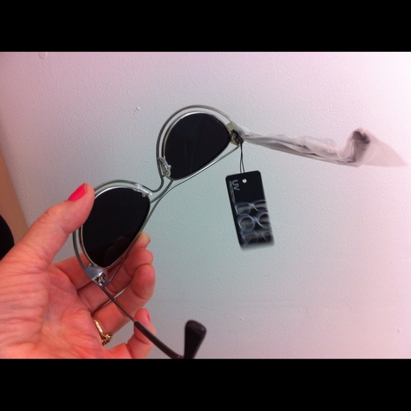 Oversized silver colored metal cat eye sunglasses - Picture 4 of 4