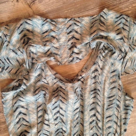BCBGeneration flutter sleeve dress - Picture 2 of 3