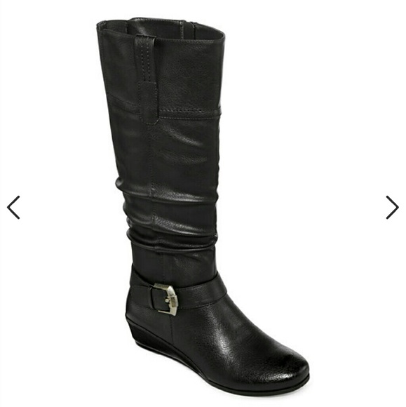 Yuu Simona buckle wedge boot