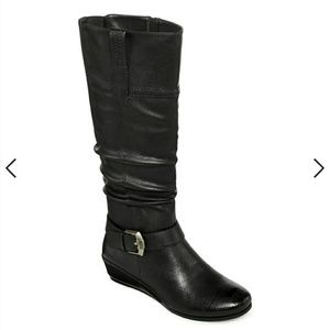 Yuu Simona buckle wedge boot