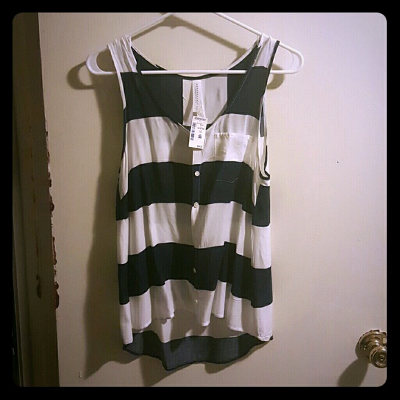 Sleeveless button up shirt