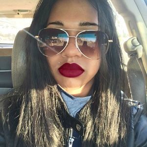 Meet your Posher, Crystal