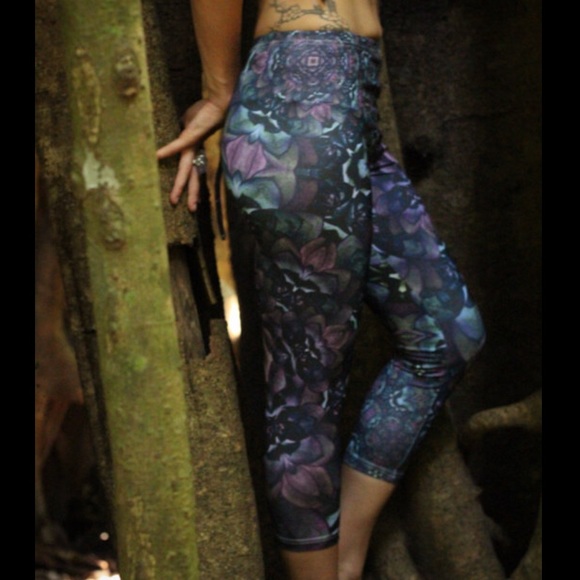 Crystalotus petal fractal leggings!