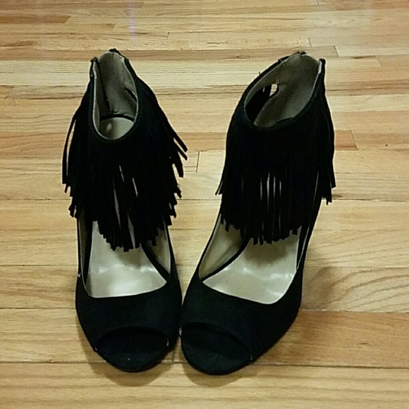 Black, peep-toe shoes