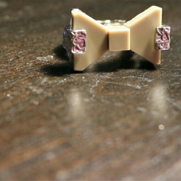 TAN BOW MARC JACOBS RING