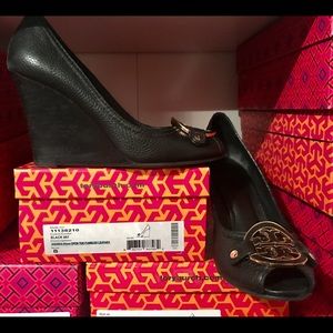 Amanda Tumbled Leather Open Toe Sz 8 Black Wedges