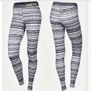 Nike PRO HYPERWARM 8 BIT TIghts