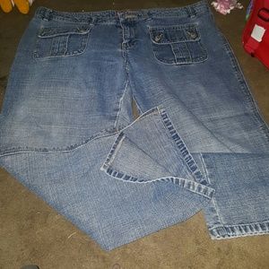 Capri with slits on the bottom