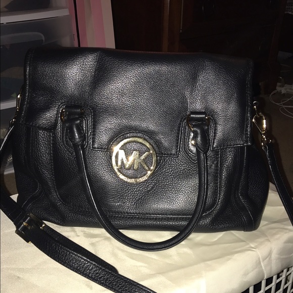 Michael kors purse, comes with the dust bag :)