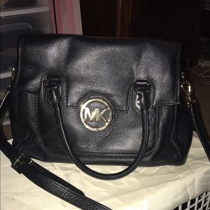 Michael kors purse, comes with the dust bag :)