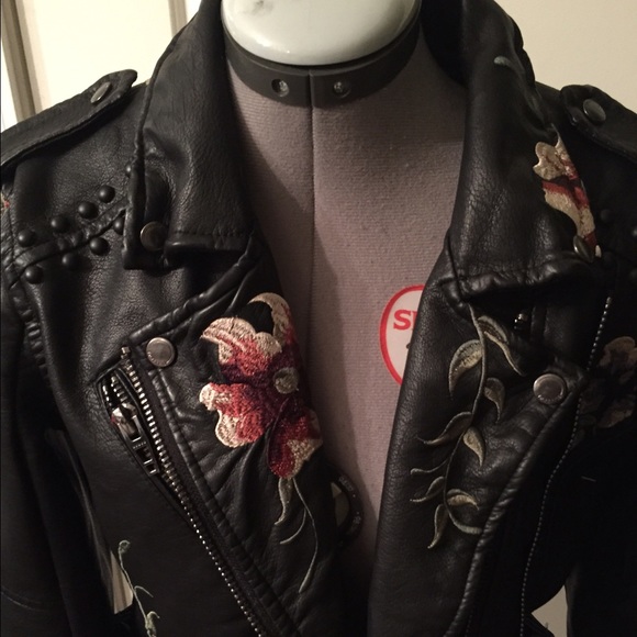 Blanknyc embroidered black vegan Moto jacket - Picture 2 of 4