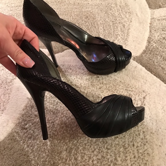 Vintage 50s inspired black leather guess heels