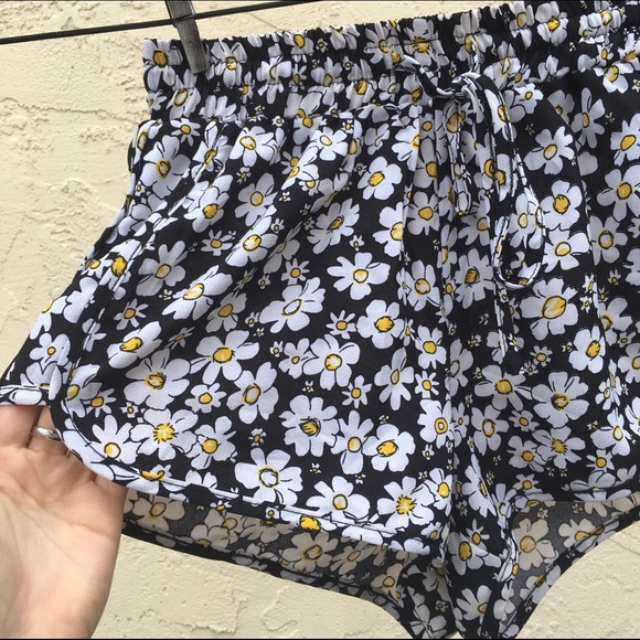 LF Daisy Soft Shorts - Picture 2 of 3