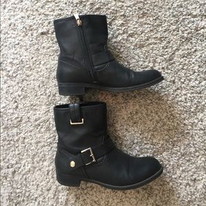 Tommy Hilfiger booties in black. size 7.5