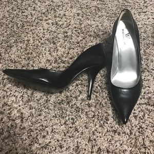 Black pumps
