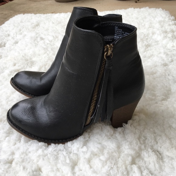 Nine West booties size 6 black! Worn a twice