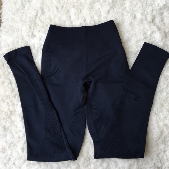 Lululemon pants size 6 color navy blue