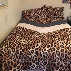 Brand new in the bag Victoria's Secret bed set