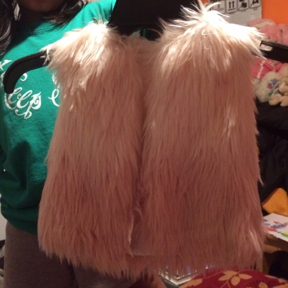 ⭐️SOLD⭐️Child's pink fur vest - Picture 2 of 2