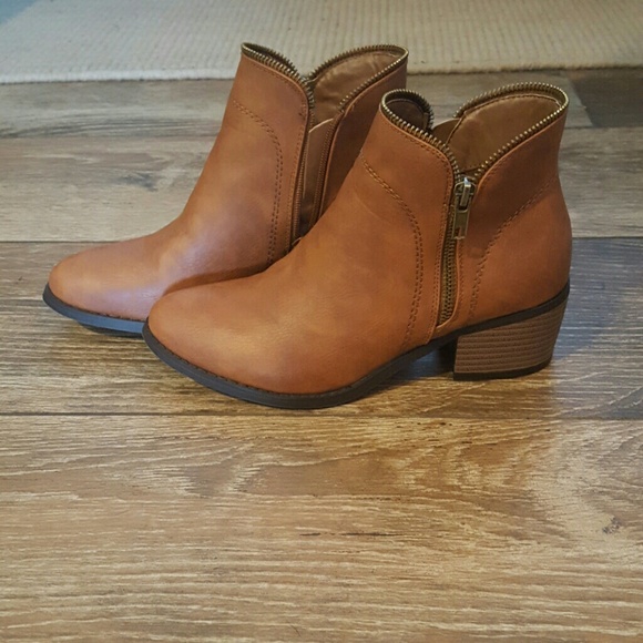 Cognac booties with gold zipper