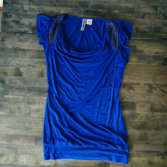 Short sleeve top with metalic details.