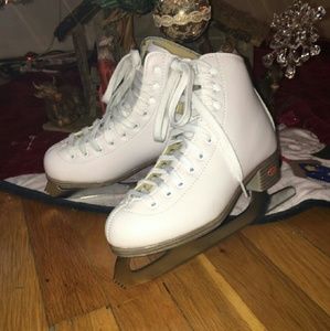 Girls youth Riedell. Leather ice figure skates.