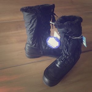 Black snow boots