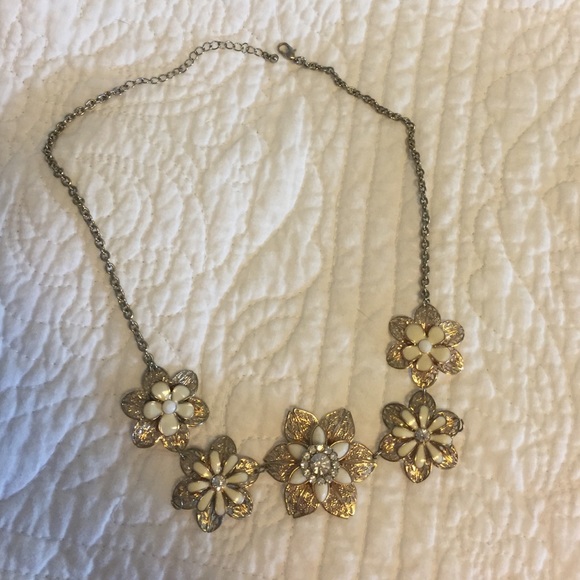 Flower necklace - Picture 1 of 2
