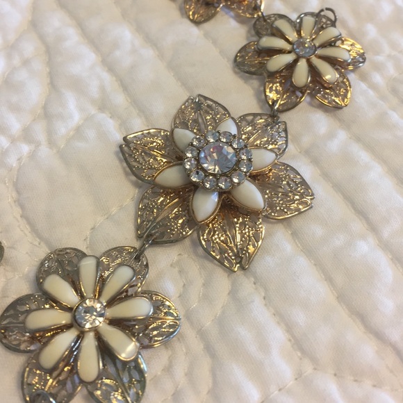 Flower necklace - Picture 2 of 2