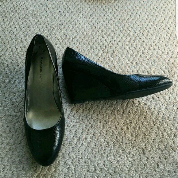 bandolino black wedges