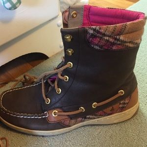 Lace up winter sperry shoes