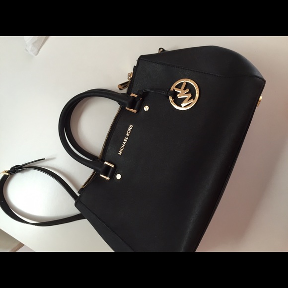 Michael Kors bag in mint condition. Color Black.