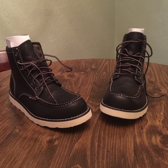 Fresh pair of Eastland boots.