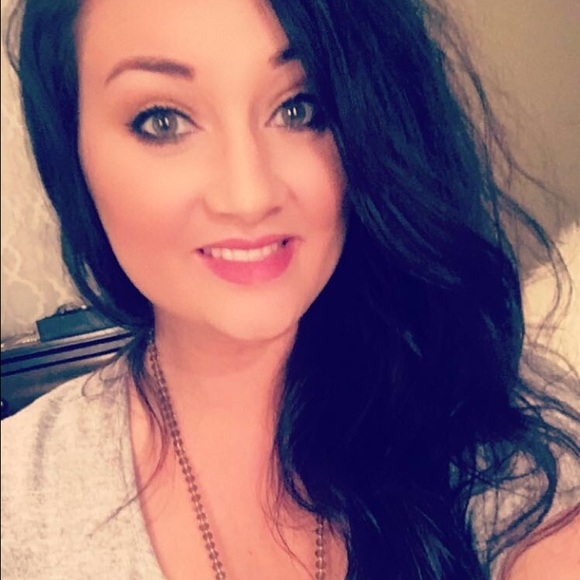 Meet your Posher, Courtney - Picture 1 of 1