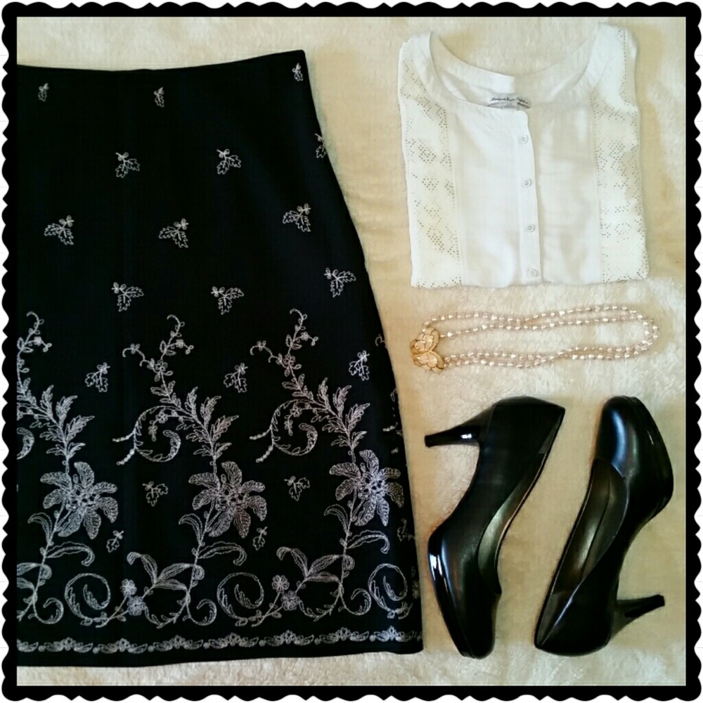 💲⬇Floral Embroidered Skirt