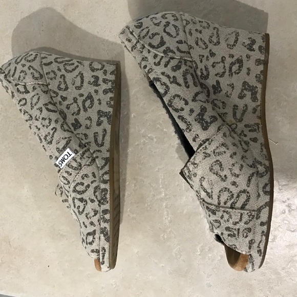 TOMS WEDGE SANDALS CHEETAH/ LEOPARD  SZ 6.5 M