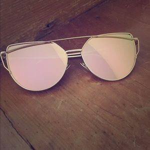 Reflective cat eye sunglasses