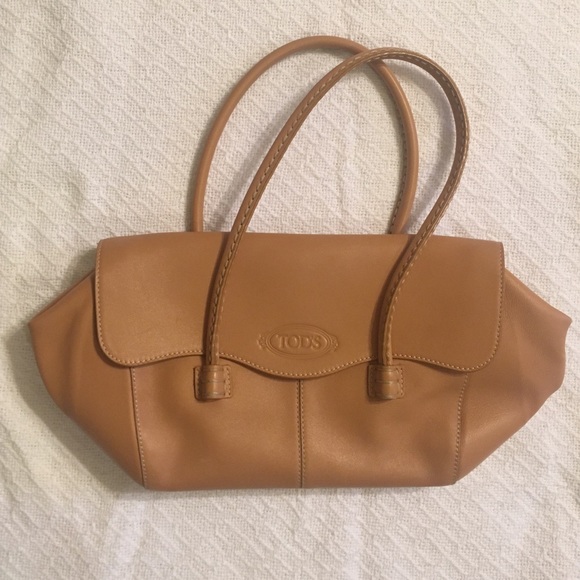 Final Drop** Tod's Corniche Wave East/West Handbag
