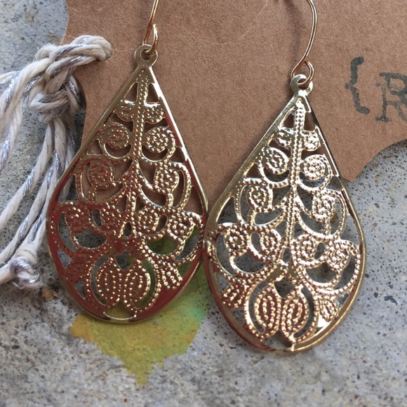 Boutique Earrings - Picture 2 of 3